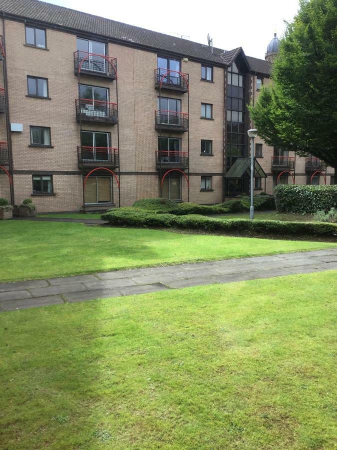 2 Bed City Apartment With Parking Glasgow Exterior photo